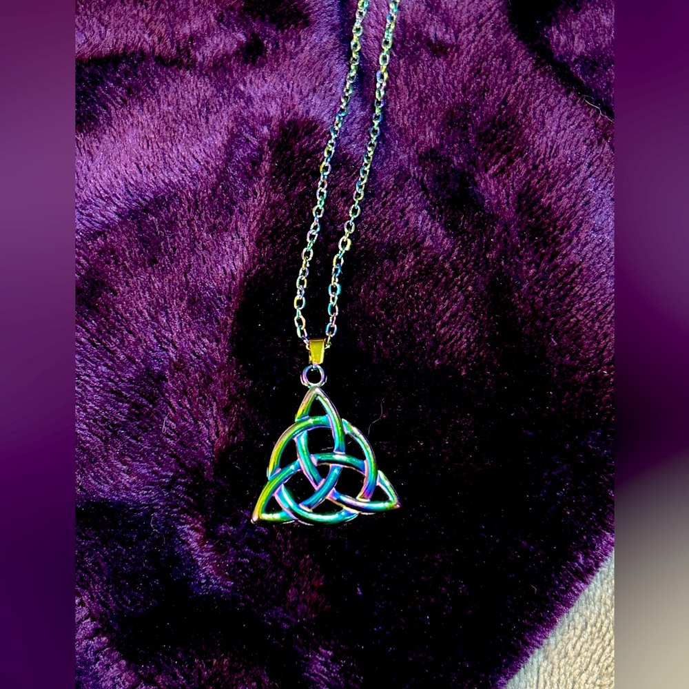 triquetra oil spill necklace    NWT